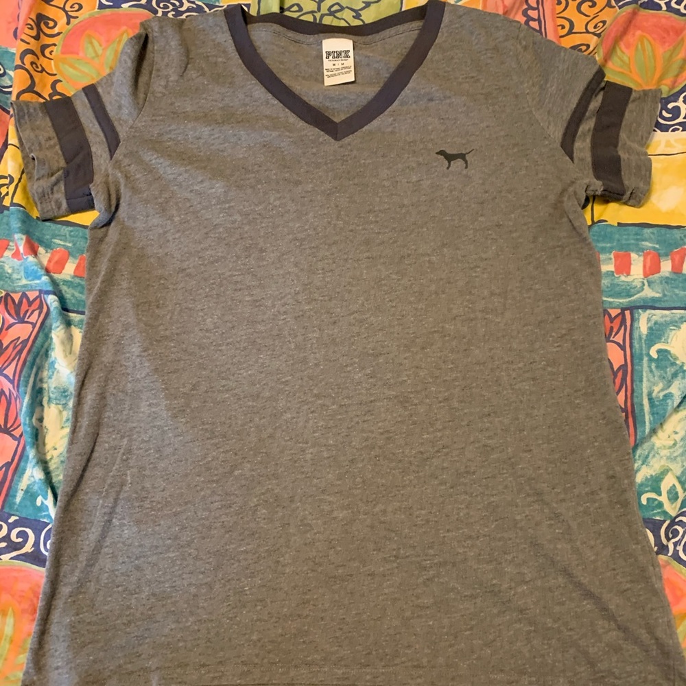 Grey and dark grey tee
